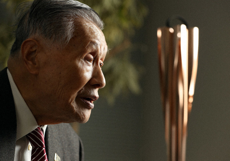 インタビューに答える東京オリンピック・パラリンピック組織委員会の森喜朗会長=東京都中央区で2020年3月23日、小川昌宏撮影