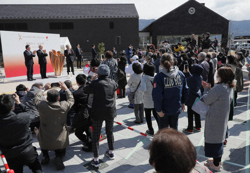 「復興の火」として展示された東京オリンピックの聖火を見る人たち=岩手県大船渡市で、和田大典撮影