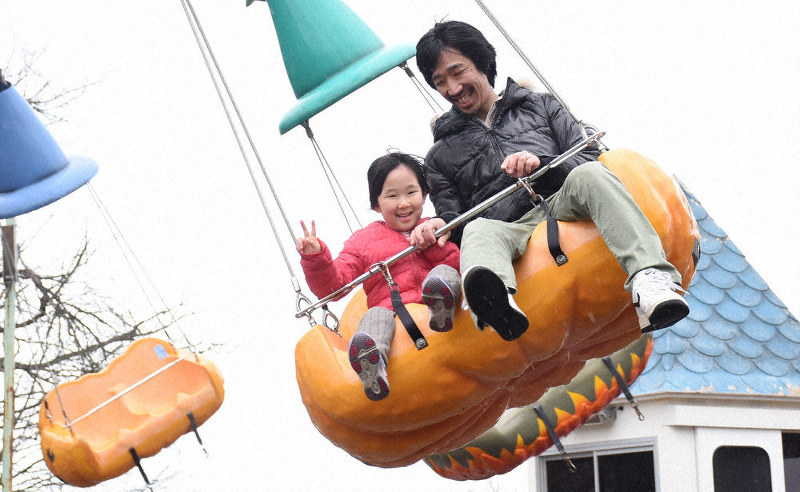 アトラクションを楽しむ親子=山形県上山市のリナワールドで