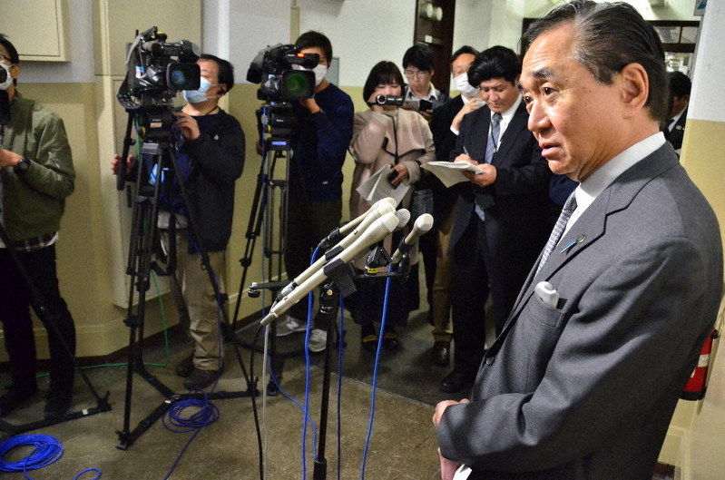 記者団の取材に応じる黒岩祐治知事=神奈川県庁で