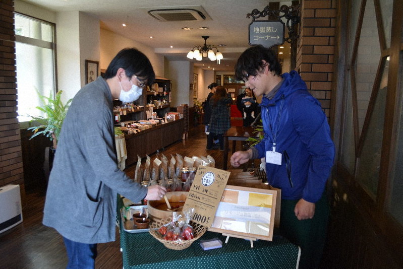由布市で栽培したトマトのジャムを売るブース