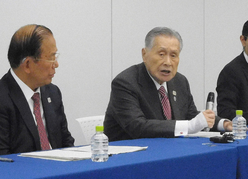 国際オリンピック委員会の臨時理事会を受け、大会組織委員会の見解を説明する(左から)武藤敏郎事務総長、森喜朗会長