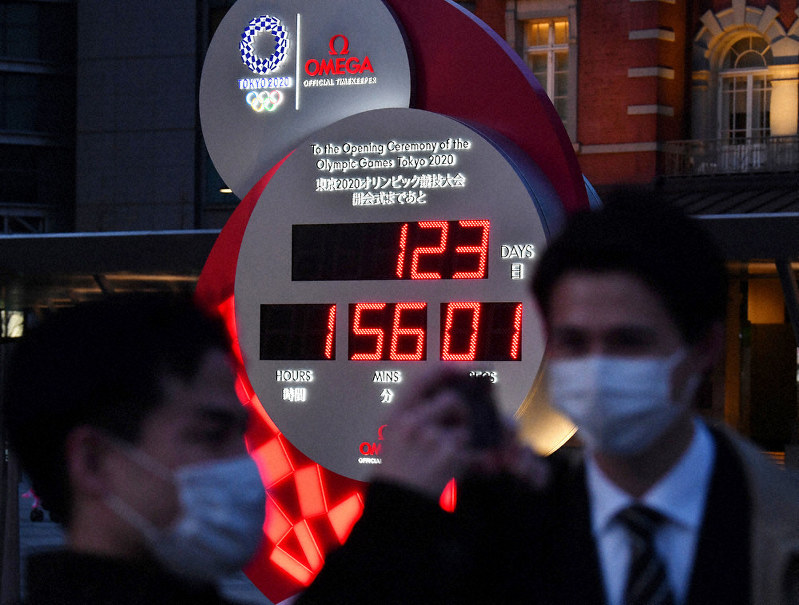 東京オリンピック開幕までの日時を知らせるカウントダウン時計=東京都千代田区で2020年3月23日午後6時3分、宮間俊樹撮影