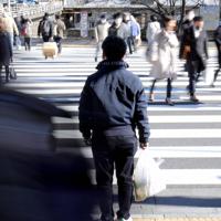 小学6年生から認知症の祖母を介護した谷村純一（仮名）。祖母のために近くのスーパーで買い物をするのが日課だった＝東京都内で2020年3月16日、宮武祐希撮影