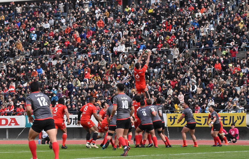 神戸製鋼対キヤノンの試合では、大勢の観客がスタンドを埋めた=神戸市須磨区の神戸総合運動公園ユニバー記念競技場で2020年1月12日午後1時41分、韓光勲撮影