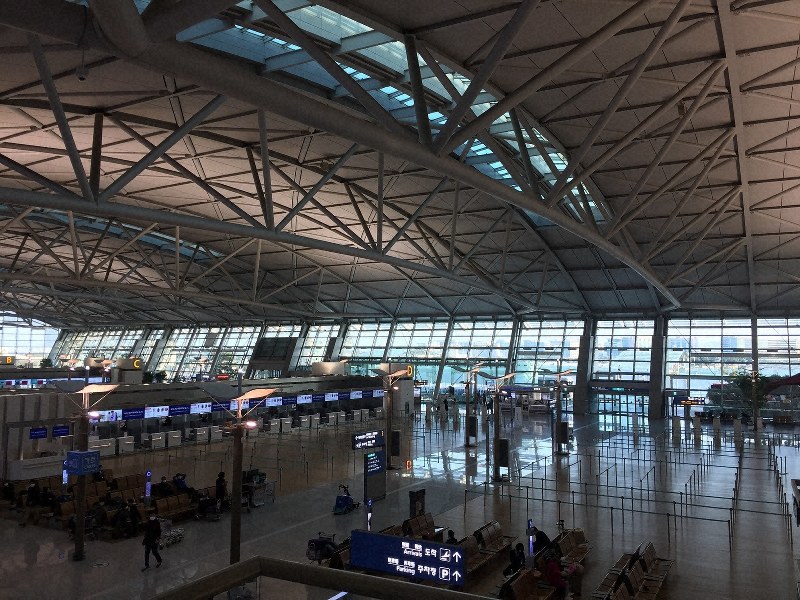 新型コロナウイルスの感染拡大で、人影もまばらな韓国・仁川空港=2020年3月6日、坂口裕彦撮影