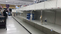 社会がパニック状態になるとスーパーからトイレットペーパーがなくなるのは世界共通の現象か＝米ワシントン近郊の大型スーパーで3月12日、中井正裕撮影