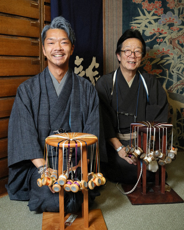 作業する組み台は職人ごとにあり、隆さん(右)、隆太さん専用のものを使う。天板は心を映す「鏡」と呼ぶ。
