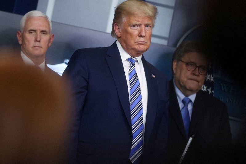 ホワイトハウスでの記者会見に臨むトランプ大統領=23日、ロイター