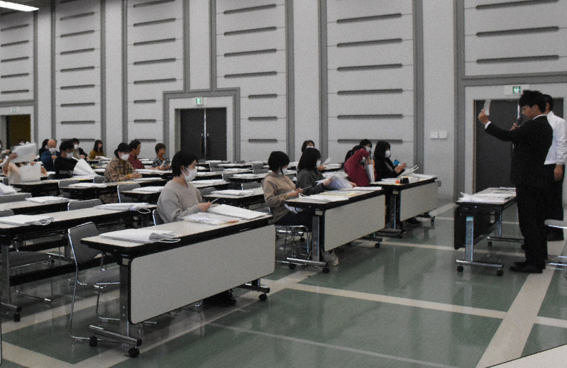 市職員から説明を受けるボランティア=宇都宮市役所で