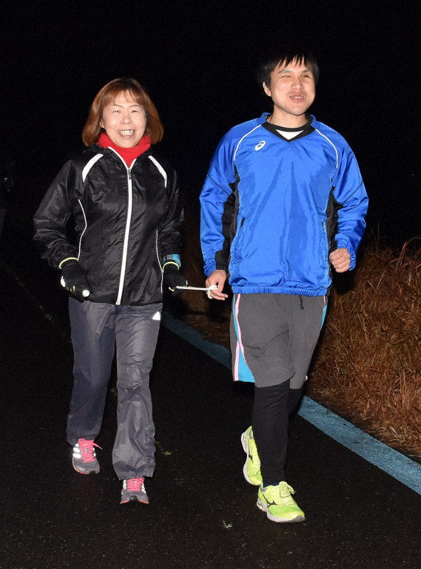 ランニングをする大前雅司さん(右)=かつらぎ町で、後藤奈緒撮影