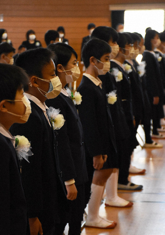 新型コロナ 最後に会えて幸せ 県内の公立小で卒業式 愛媛 毎日新聞