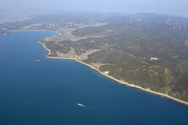 串間市の美しい海岸線。原発の候補地と言われた=本社ヘリから上入来尚撮影