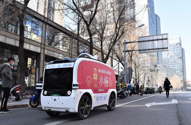 北京市内のビジネス街を走行する「小恒水餃」の無人配送車=同市内で2020年3月20日午後、赤間清広撮影