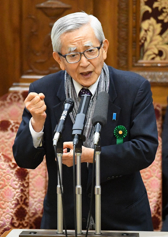 加計学園の獣医学部新設問題をめぐり、参院文教科学、内閣両委員会の連合審査会で答弁する前愛媛県知事の加戸守行氏=国会内で2017年7月10日、川田雅浩撮影