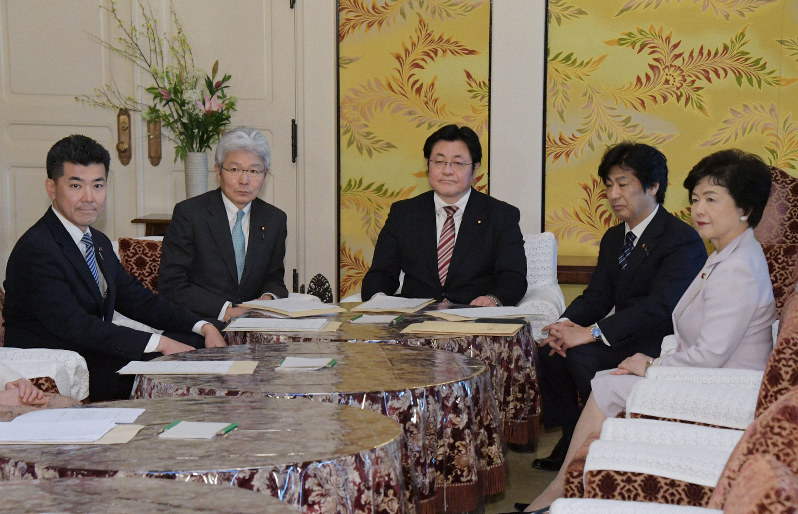 国会内で開かれた政府と与野党各党による新型コロナウイルス対策などについて話し合う連絡協議会=国会内で2020年3月25日午後3時3分、川田雅浩撮影