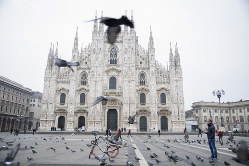 人影が絶えた名所ドゥオーモ広場（イタリア・ミラノ）(Bloomberg）