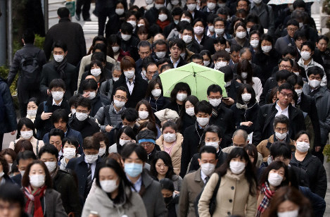 新型コロナウイルスへの警戒感から街ではマスクをつけて通勤する人が目立つ=東京都中央区で2020年3月4日、小川昌宏撮影