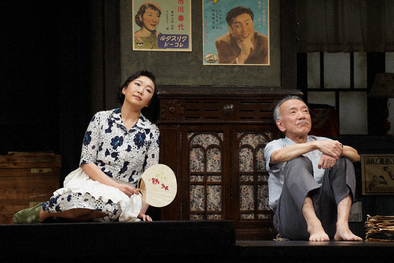 「きらめく星座」の松岡依都美(左)と久保酎吉=宮川舞子撮影