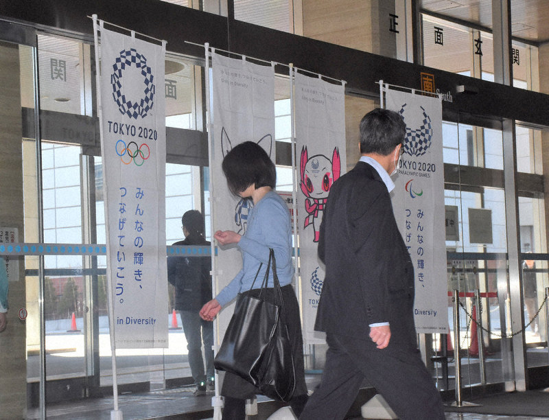 東京五輪・パラリンピックの2020年開催をPRするのぼり旗=札幌市役所で