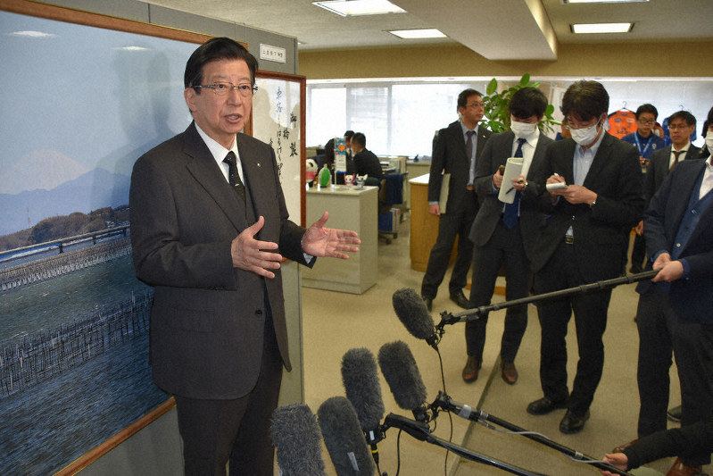 川勝平太知事は東京五輪・パラリンピックの中止回避を歓迎した=静岡県庁で
