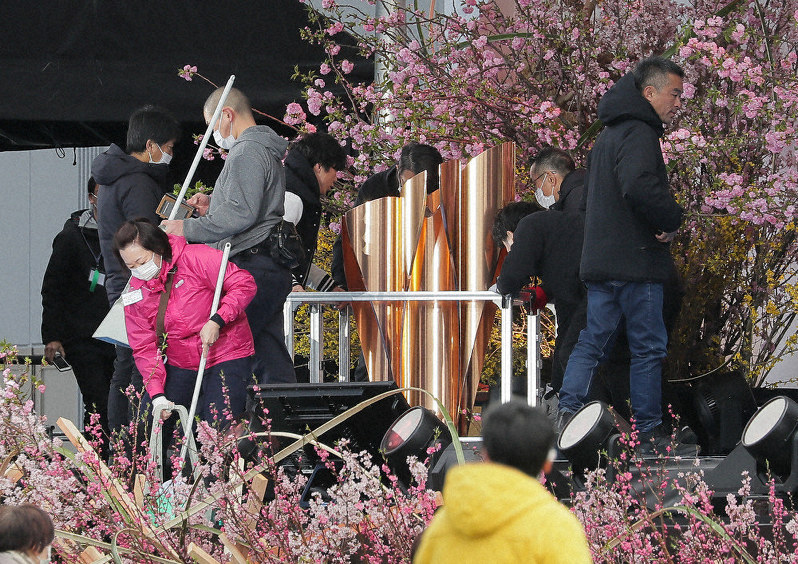 東京五輪聖火リレーのスタート地点となる予定だったJヴィレッジで、聖火皿などを運ぶ作業をする関係者=福島県楢葉町で25日、和田大典撮影