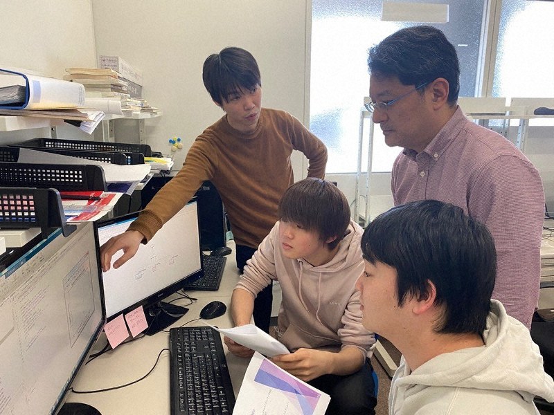 原子炉のリスク評価などを研究する牟田仁・東京都市大准教授(右奥)の研究室=東京都世田谷区で(牟田氏提供)