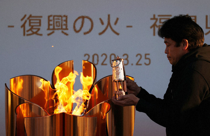 「復興の火」としての展示が終わり、ランタンに納火される聖火=福島県いわき市で25日、喜屋武真之介撮影