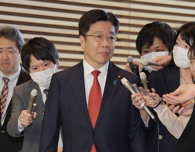 新型コロナウイルスの感染拡大への対応に関して安倍晋三首相との協議のため首相官邸に入り記者団に囲まれる加藤勝信厚生労働相=首相官邸で2020年3月26日午後0時9分、川田雅浩撮影