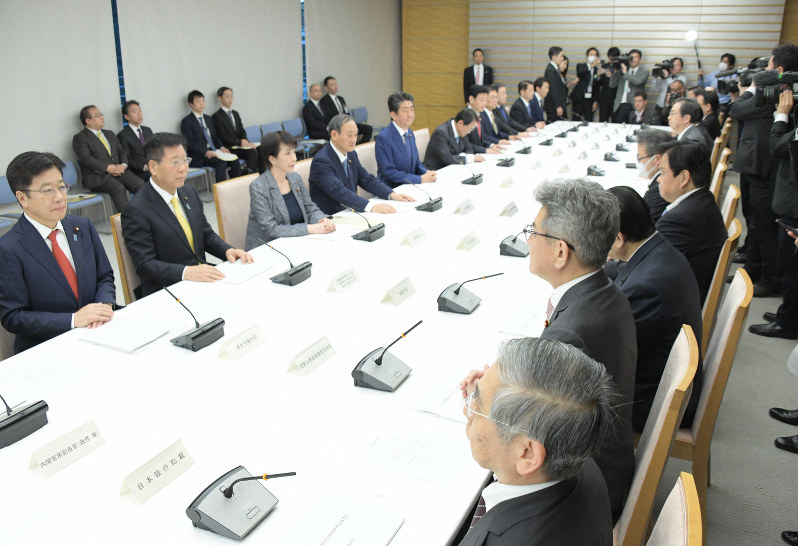 月例経済報告などの関係閣僚会議に臨む安倍晋三首相(左列中央)。右列手前は日銀の黒田東彦総裁=首相官邸で2020年3月26日午後5時20分、川田雅浩撮影