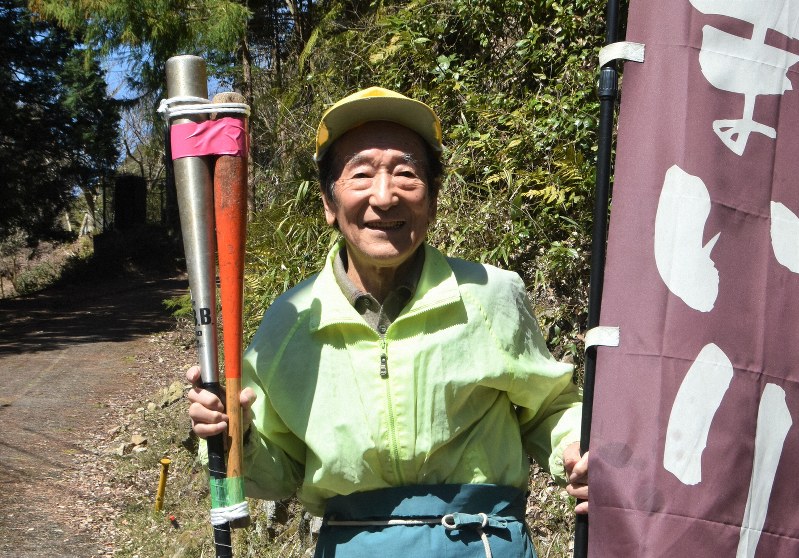 お手製の「トーチ」での練習を続ける梶谷穣さん=名張市赤目町長坂で2020年3月25日、衛藤達生撮影