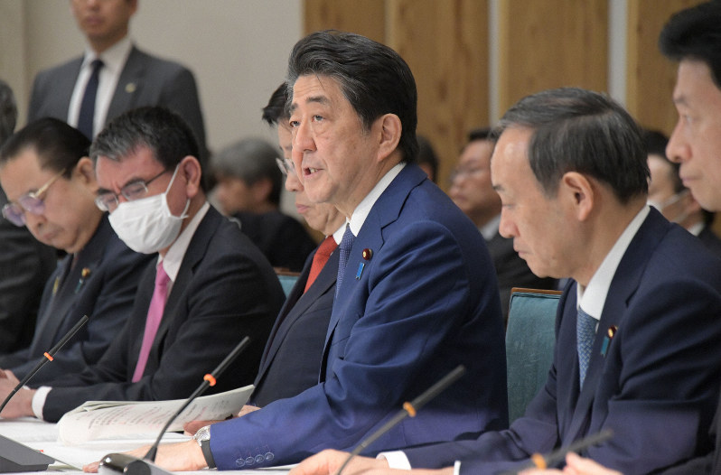 新型コロナウイルスの感染拡大を受けた改正新型インフルエンザ等対策特別措置法に基づく政府対策本部の会合で発言する安倍晋三首相(中央)=首相官邸で2020年3月26日午後5時57分、川田雅浩撮影