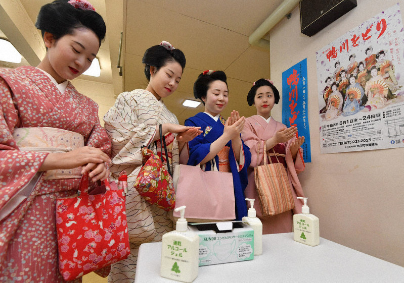 鴨川をどりの稽古に臨む前に、手を消毒する舞妓ら=京都市中京区で2020年3月27日午前11時2分、川平愛撮影