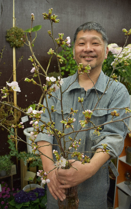 新型コロナ 室内で花見 気分転換を 外出控える高齢者 子供らに 南区の生花店企画 福岡 毎日新聞