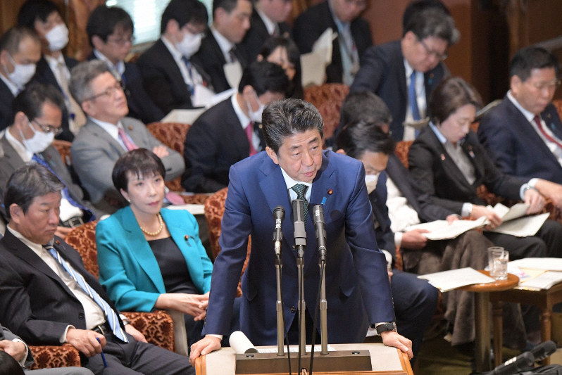 参院予算委員会の締めくくり質疑で答弁する安倍晋三首相=国会内で2020年3月27日午前9時22分、川田雅浩撮影
