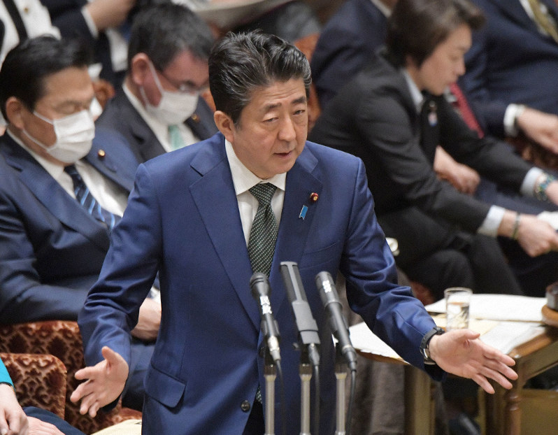参院予算委員会の締めくくり質疑で新型コロナウイルスの感染拡大による東京五輪・パラリンピックの開催延期などについて答弁する安倍晋三首相=国会内で2020年3月27日午前9時38分、川田雅浩撮影
