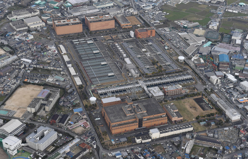 大阪府枚方市にある大阪広域水道企業団の村野浄水場。大阪市を除く府内42市町村に供給する水道水の約8割を担う=2020年3月11日午後2時25分、本社ヘリから大西達也撮影