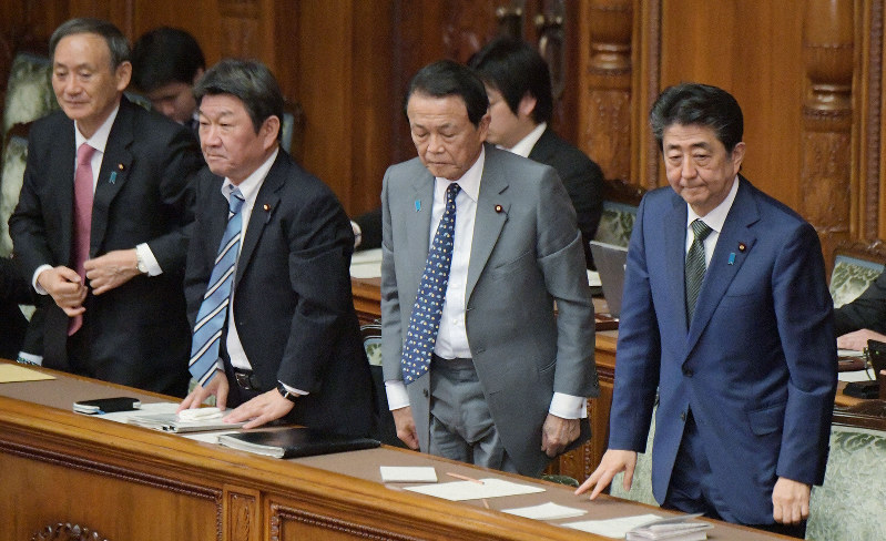 参院本会議で2020年度予算が与党などの賛成多数で可決、成立し一礼する(前列右から)安倍晋三首相、麻生太郎副総理兼財務相、茂木敏充外相、菅義偉官房長官=国会内で2020年3月27日午後2時56分、川田雅浩撮影