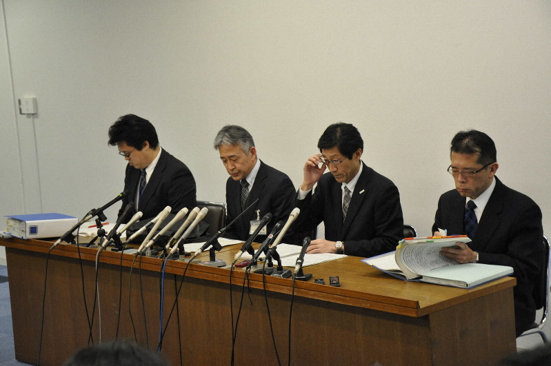 神戸市立東須磨小学校での教員いじめ問題で、懲戒処分について説明する長田淳・市教育長(右から2人目)ら=神戸市役所で2020年2月28日午後5時34分、春増翔太撮影