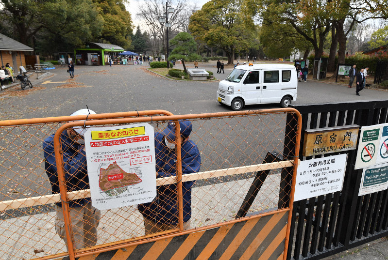 一部閉鎖を前に、代々木公園の原宿門でバリケードの設置作業をする職員たち=東京都渋谷区で2020年3月27日午後2時41分、宮間俊樹撮影