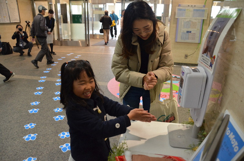 消毒液で手を消毒する子ども=大阪府吹田市の大阪大病院で2019年12月