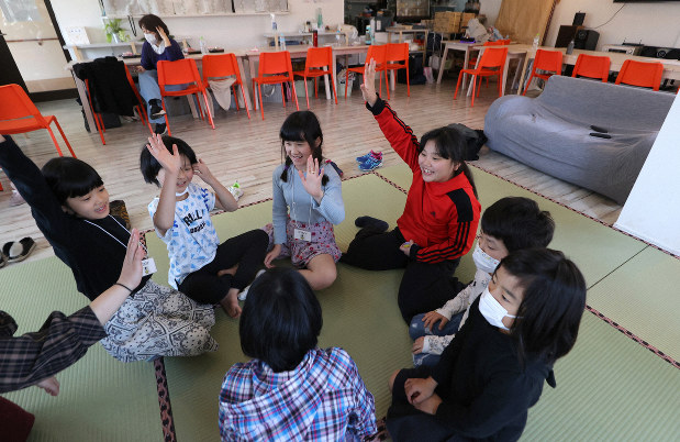 有志が協力して開いた臨時の学童保育で遊ぶ子どもたち=東京都足立区で2020年3月3日、喜屋武真之介撮影