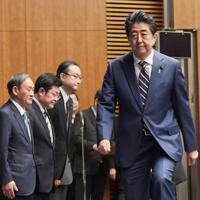 新型コロナウイルスの感染拡大への対応などについて記者会見に臨む安倍晋三首相＝首相官邸で2020年3月28日午後5時59分、川田雅浩撮影