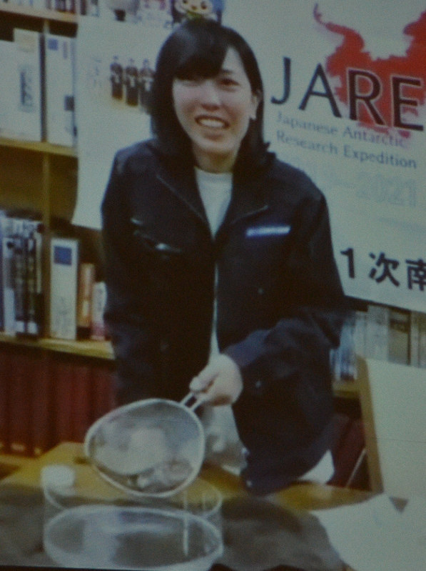 昭和基地からの生中継で、釣った魚を示す北澤さん=茨城県自然博物館で1月25日、安味伸一撮影