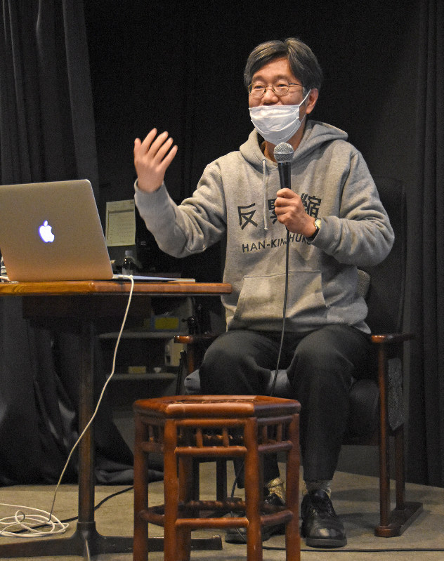 「街場の反緊縮論~人々にお金を~」と題したトークイベントで緊急経済対策を訴える「薔薇マークキャンペーン」代表の松尾匡・立命館大教授=大阪市淀川区で2020年3月23日午後9時9分、森田真潮撮影