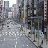 新型コロナウイルスの感染拡大を受けた「外出自粛」が始まり、閑散とする銀座の街＝東京都中央区で2020年3月28日午前10時10分、宮間俊樹撮影
