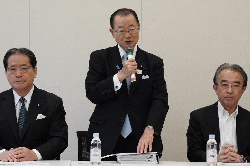 民間人空襲被害者の救済を目指す超党派の国会議員連盟の総会で話す元官房長官の河村建夫会長(中央)=東京都千代田区の衆院第2議員会館で2020年3月27日、後藤由耶撮影