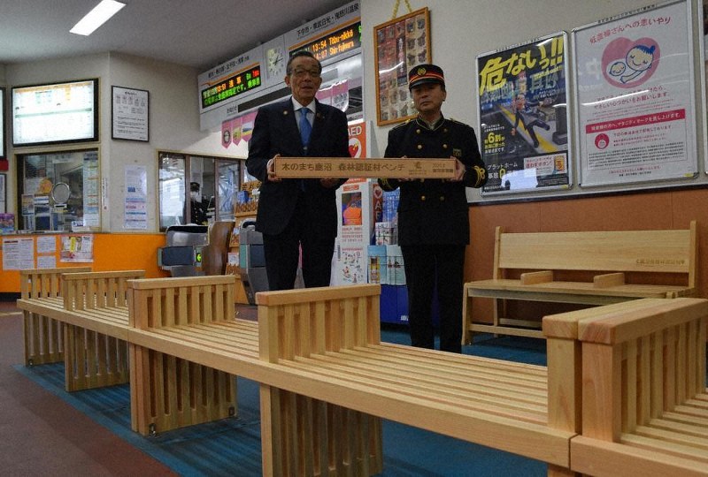 鹿沼産森林認証材のヒノキで作ったベンチ=東武新鹿沼駅で