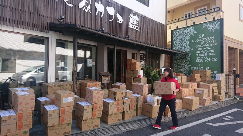フードパントリーと子ども食堂などのネットワークにはさまざまな企業から食材などが提供されている。運んでいるのは「さいたま子ども食堂」の本間香代表=さいたま市緑区の同食堂で、松下英志撮影