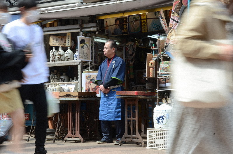 店先で通りを見つめる小幡さん=東京都台東区浅草で、斎藤文太郎撮影
